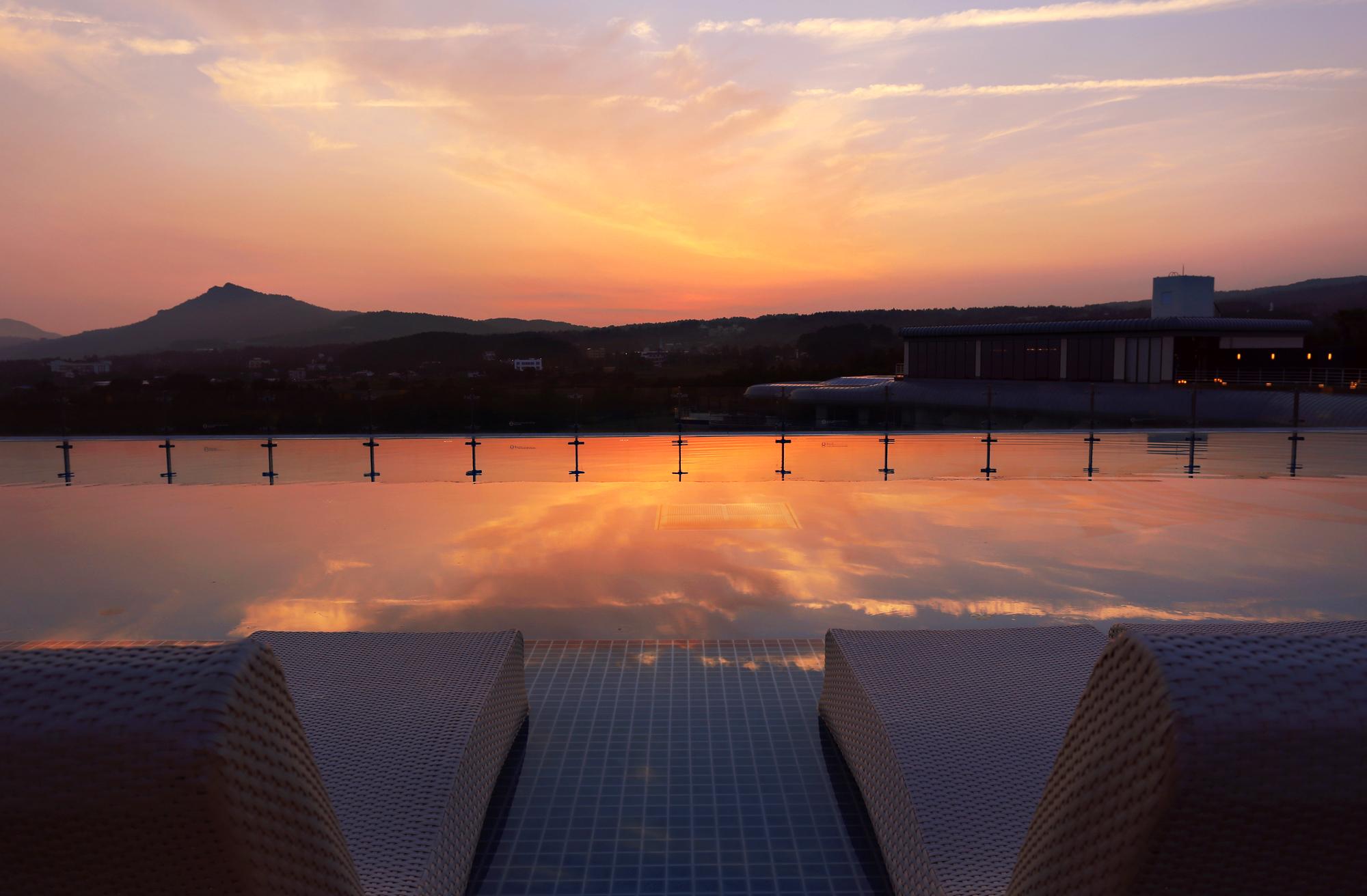 Kensington Jeju Hotel Екстер'єр фото The Sunken Garden