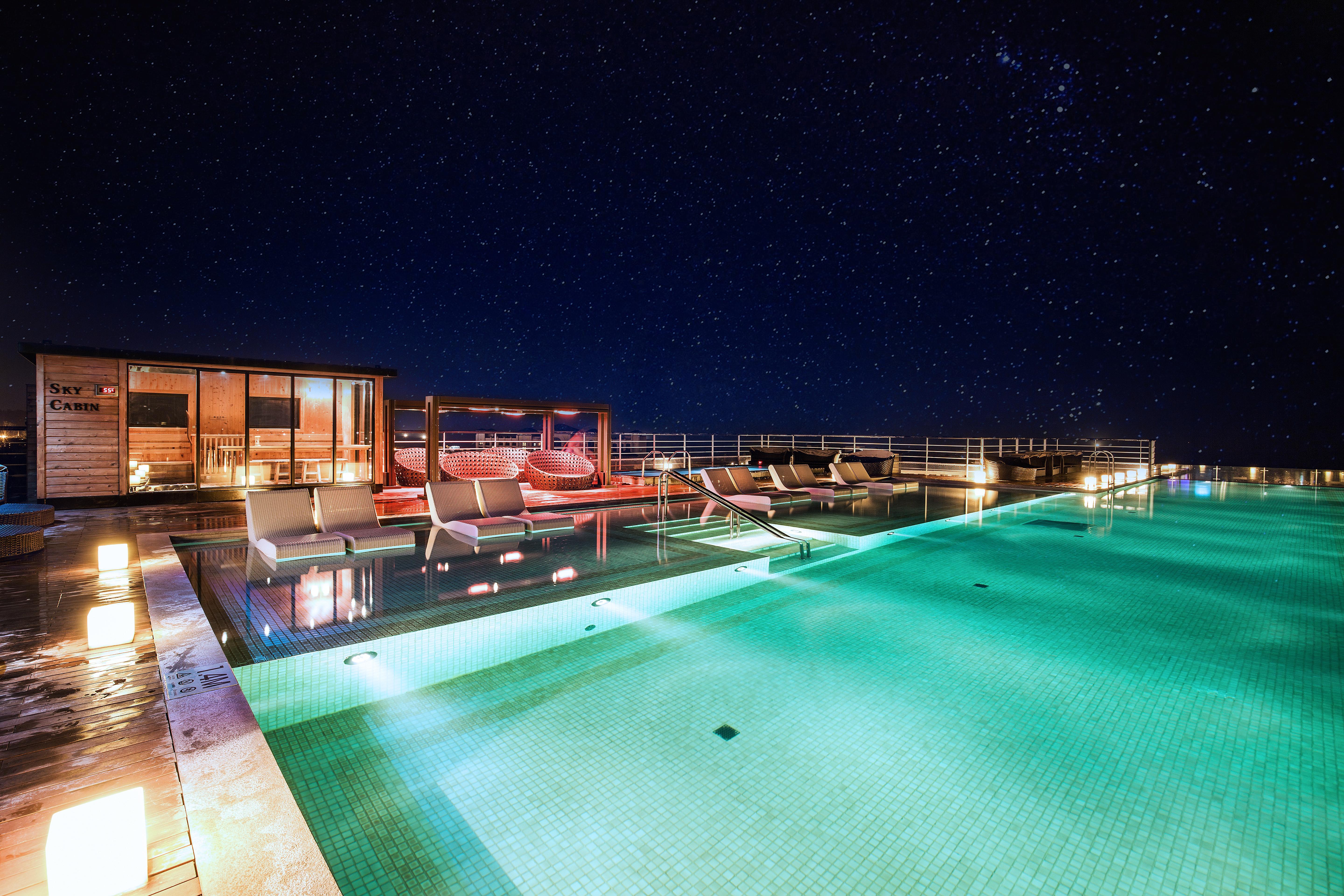 Kensington Jeju Hotel Екстер'єр фото The rooftop pool at the hotel