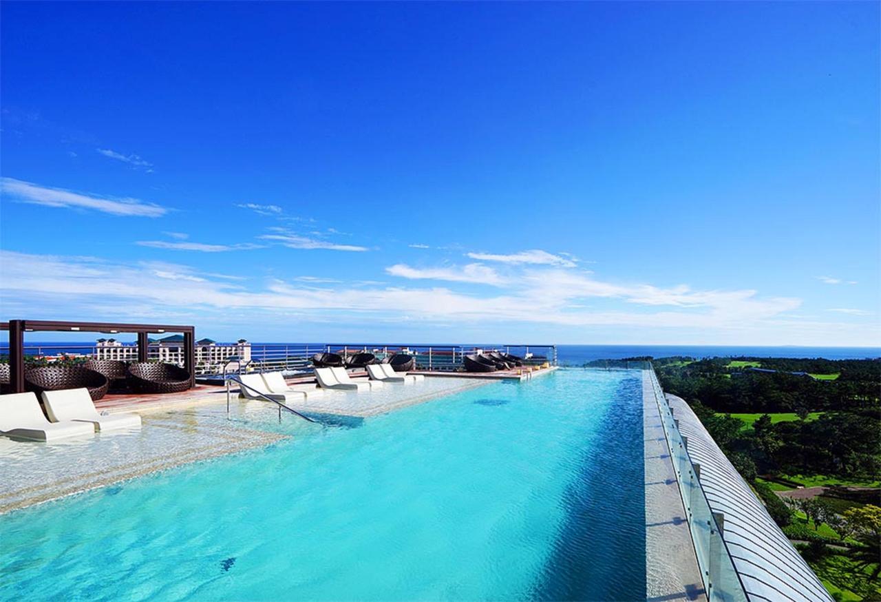 Kensington Jeju Hotel Екстер'єр фото Infinity pool at the top of the hotel